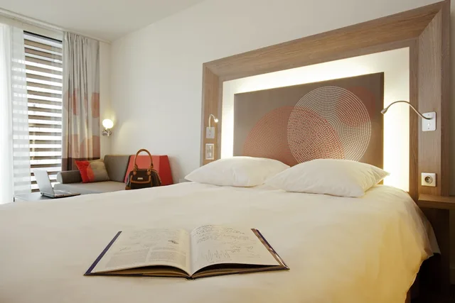 Superior Room Queen size bed Sofa bed 1 place, Novotel Paris 17 6/10