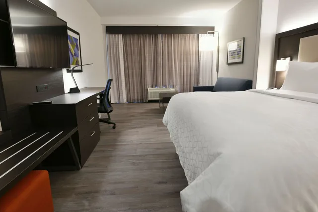 Suite, King Bed, City View, Holiday Inn Express & Suites Jersey City - Holland Tunnel 2/3