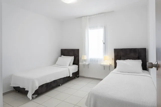 شقة بسرير مزدوج وسريرين منفصلين بغرفتي نوم مع أريكة، Vega Aparts & Residences 1/5