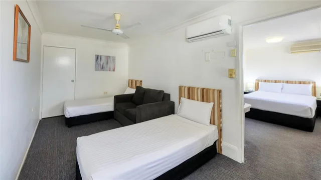 غرفة عائلية بسرير كوين وسريرين منفصلين بمطبخ صغير، Best Western Cattle City Motor Inn 1/4