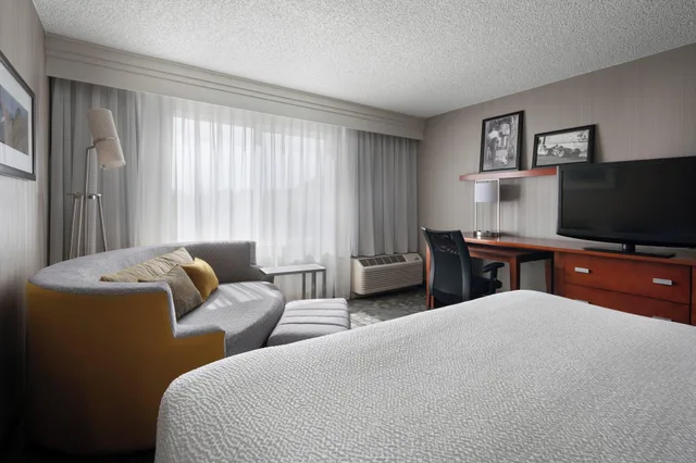 غرفة بسرير كينج لذوي الإعاقة، Courtyard By Marriott Novato Marin Sonoma 1/3