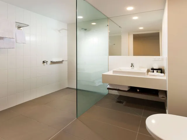 Standard, 1 Double and 1 Single Bed, ibis Brisbane Airport Hotel 3/4