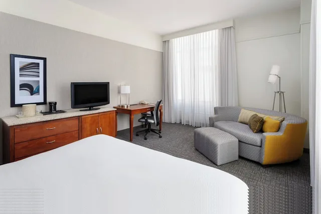 Room, King Bed, Corner, Courtyard Houston Downtown Convention Center 1/3