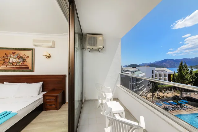 غرفة بسرير مزدوج وسرير فردي بإطلالة جزئية على البحر، Kaya Maris Hotel 5/6