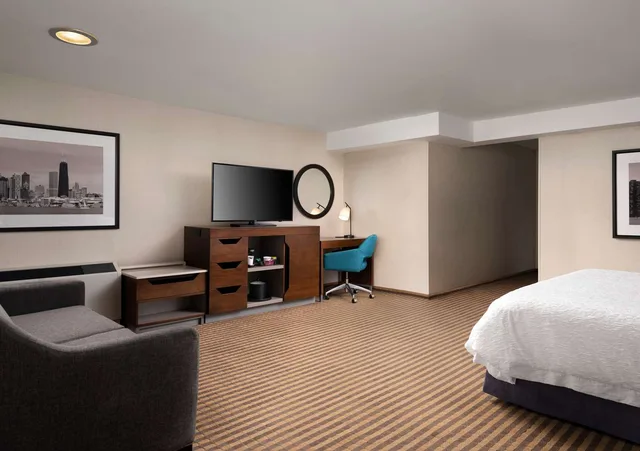 غرفة بسرير كينج بحوض استحمام لذوي الإعاقة، HAMPTON INN CHICAGO DOWNTOWN/MAGNIFICENT MILE 2/3