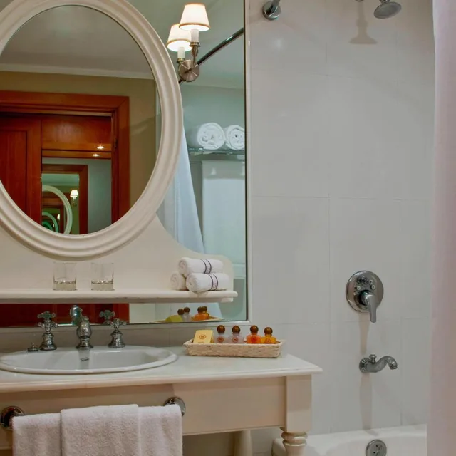 Guest Room, Deluxe, King Bed, River View, Sheraton Colonia Golf and Spa Resort 4/4