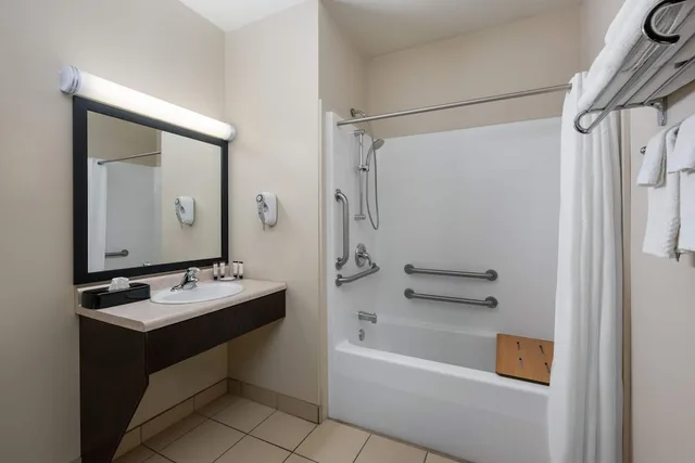غرفة بسريرين كوين لذوي الإعاقة، Travelodge Suites by Wyndham Estevan 7/7