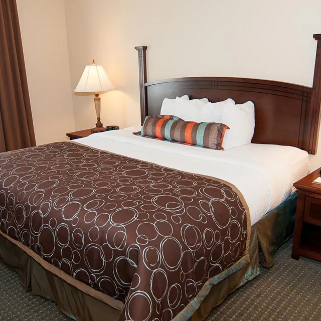 جناح بسرير كوين بغرفة نوم واحدة مع أريكة، Staybridge Suites Wichita 4/9