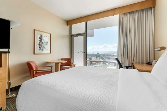 غرفة بسرير كوين لذوي الإعاقة، Best Western Plus Kelowna Hotel and Suites 1/5