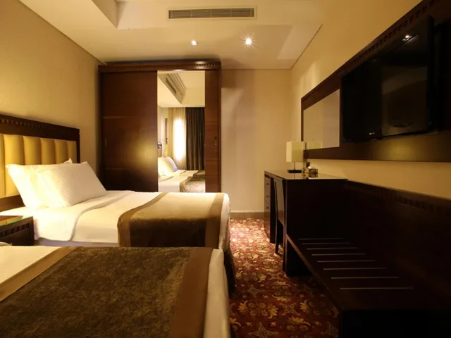 Deluxe Room Twin Bed Sea View W/ Balcony، Lancaster Suites Raouche 1/5