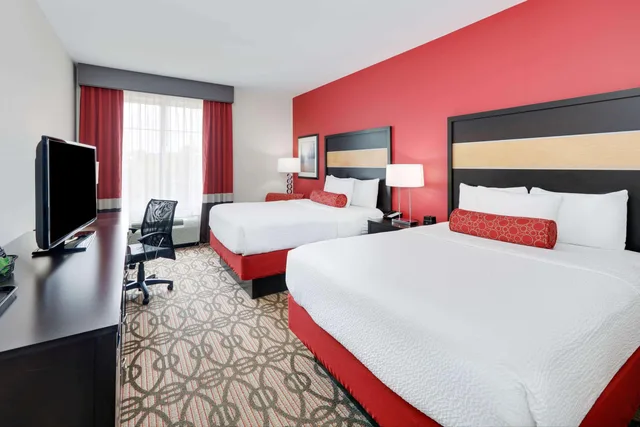 غرفة ديلوكس بسرير كينج وسرير مزدوج لذوي الإعاقة، La Quinta Inn & Suites by Wyndham Starkville at MSU 3/5
