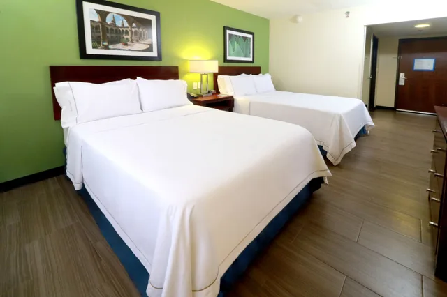 Standard, 2 Queen Beds, Central Building، Holiday Inn Express Guadalajara Aeropuerto an IHG Hotel 3/9