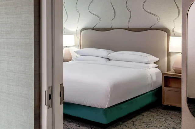 غرفة بسرير كوين، DoubleTree by Hilton Chicago - North Shore Conference Center 2/10