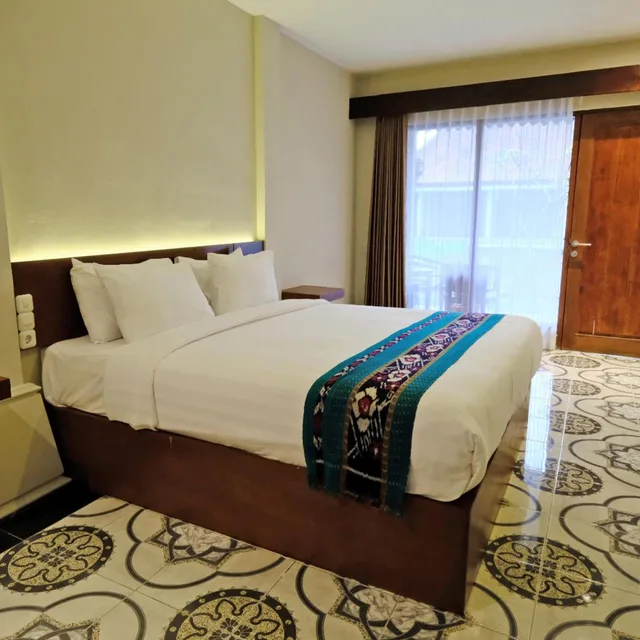 غرفة بسرير مزدوج بإطلالة على المسبح، The Nalaya Hotel & Resto 4/8