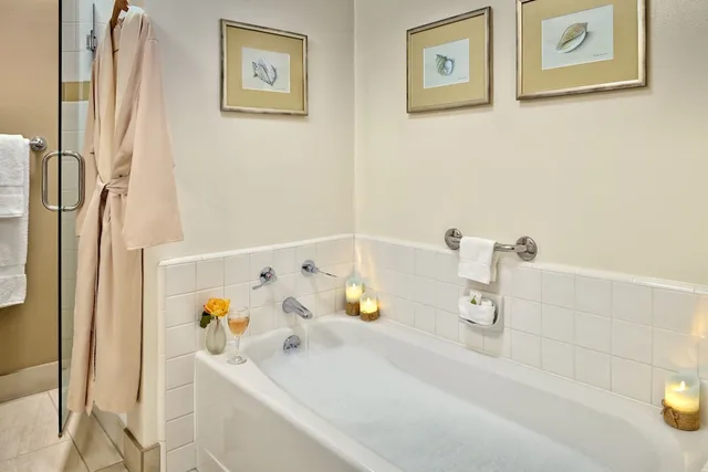 جناح بسرير كوين بإطلالة مع أريكة، The Beach House Hotel Half Moon Bay 3/3