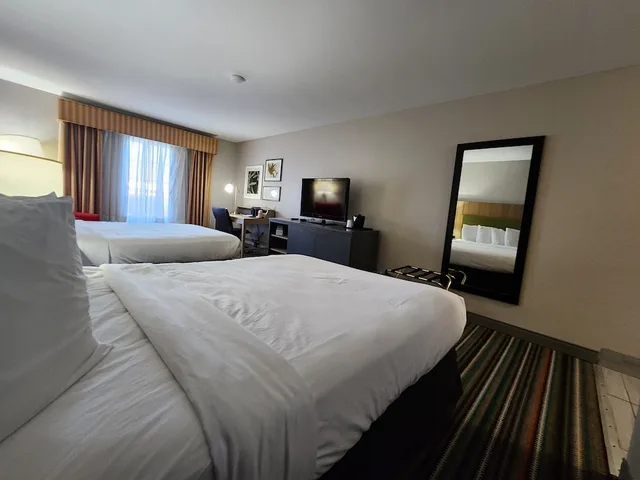 غرفة بسريرين كوين، Country Inn & Suites by Radisson, Topeka West, KS 5/7