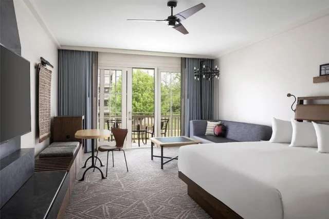 غرفة بسرير كينج بحوض استحمام لذوي الإعاقة، Hyatt Regency Lost Pines 1/2