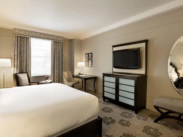 غرفة ديلوكس بسرير كوين بإطلالة على المدينة في طابق مرتفع، Fairmont Hotel Vancouver 1/2