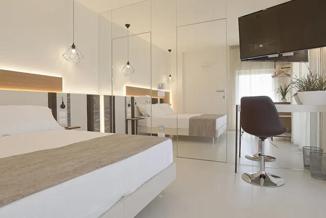 غرفة بانورامية بسريرين منفصلين بإطلالة على البحر بشرفة، Hedoné Design Experience B&B 4/10