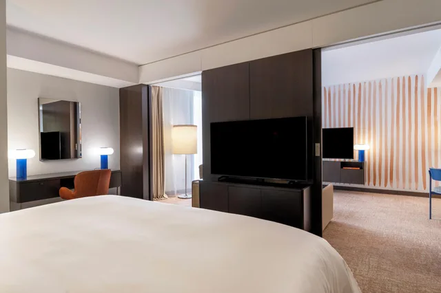 1 Bedroom, Home, Suite, Garden View، Renaissance Paris Arc de Triomphe Hotel 1/5