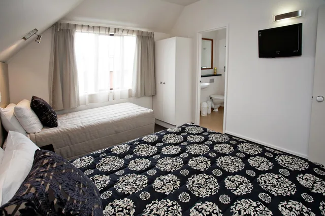 1 Bedroom, Apartment, Double and Twin Beds, Large, Cable Court Motel 10/10
