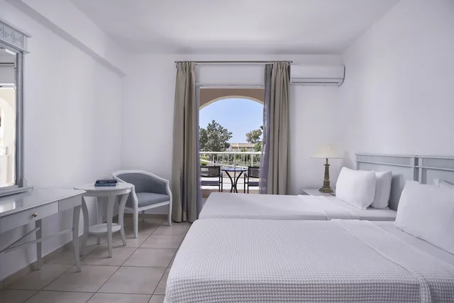 غرفة كومفورت عائلية بسرير كوين وسريرين منفصلين بإطلالة على الحديقة مع أريكة، Sandy Beach Resort 3/6