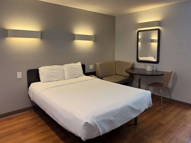 جناح بسرير كوين، Motel6 Simi Valley, CA 3/9