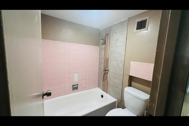 غرفة بسرير كينج لذوي الإعاقة، Hallmark Inn By OYO Fort Wayne 3/3