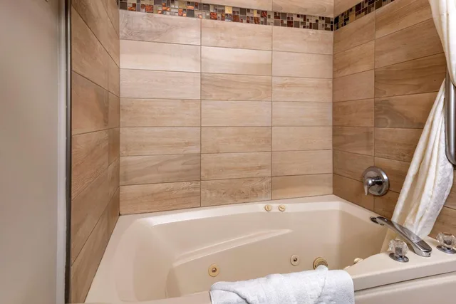 غرفة بسرير كينج بحوض جاكوزي، Best Western Newberg Inn 9/10