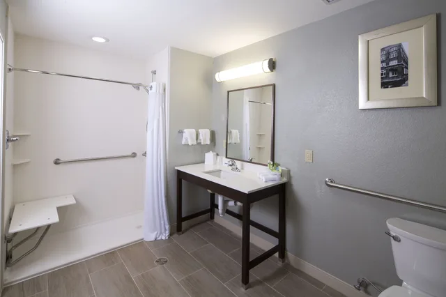غرفة قياسية بسريرين كوين لذوي الإعاقة، Holiday Inn Express & Suites Oklahoma City Dwtn - Bricktown 4/4