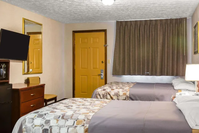 Efficiency, Suite, 1 Queen and 1 Double Bed، Rodeway Inn & Suites Branford - Guilford 2/2