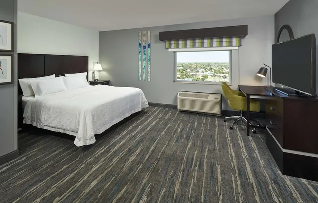 غرفة بسرير كينج بشرفة لذوي الإعاقة، Hampton Inn Daytona Beach Beachfront 2/5