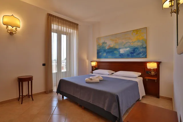 غرفة بسرير مزدوج بإطلالة على البحر، Hotel Villa de Pasquale 2/7