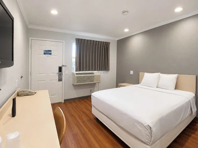 غرفة قياسية بسرير مزدوج، Motel6 Rowland Heights, CA - Los Angeles - Pomona 1/10