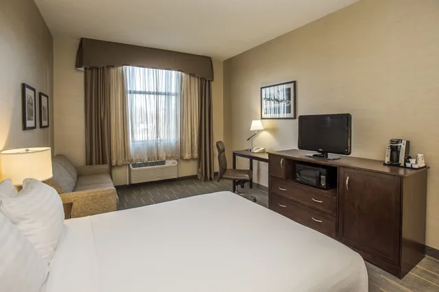 غرفة قياسية بسرير كينج، HOLIDAY INN LETHBRIDGE 1/10