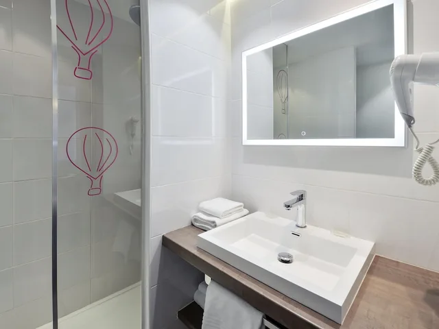 غرفة سوبيريور بسرير مزدوج وسرير فردي بشرفة، Mercure Vienne Sud Chanas Hotel 3/3
