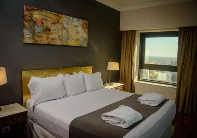 Room, King Bed, Bay View, Radisson Montevideo Victoria Plaza Hotel 2/5