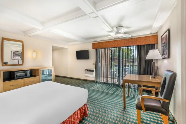 غرفة قياسية بسرير كوين بإطلالة على المسبح بشرفة، Best Western Pine Tree Motel 1/5
