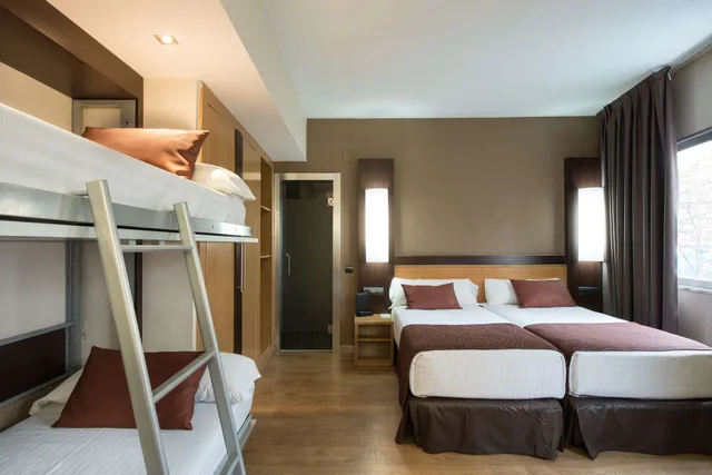غرفة عائلية بسرير مزدوج وسريرين منفصلين، Catalonia Atenas Hotel 1/5