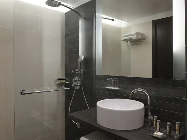 Prestige, King Bed, Balcony, Renaissance Paris Arc de Triomphe Hotel 10/10