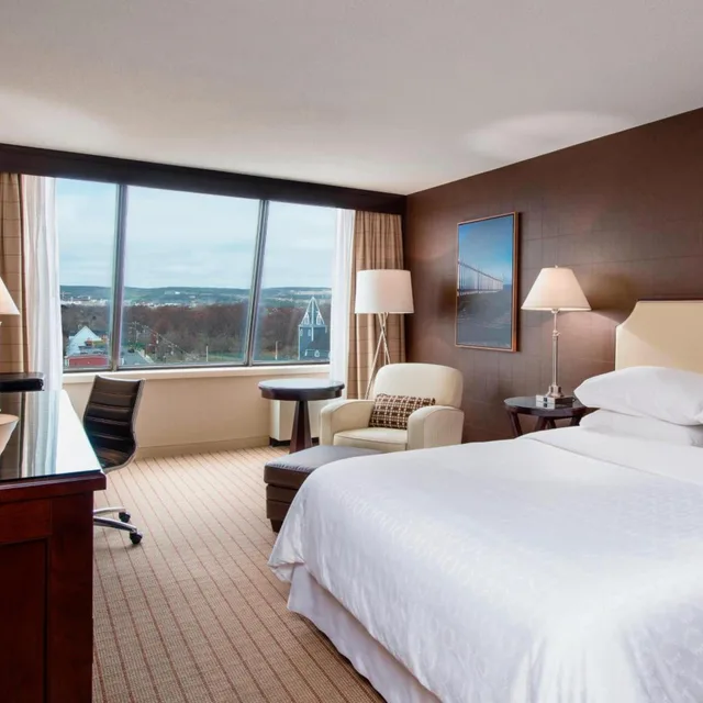 غرفة كبيرة بسرير كينج وسرير كوين بإطلالة على المدينة مع دخول صالة النادي، Sheraton Hotel Newfoundland 3/10