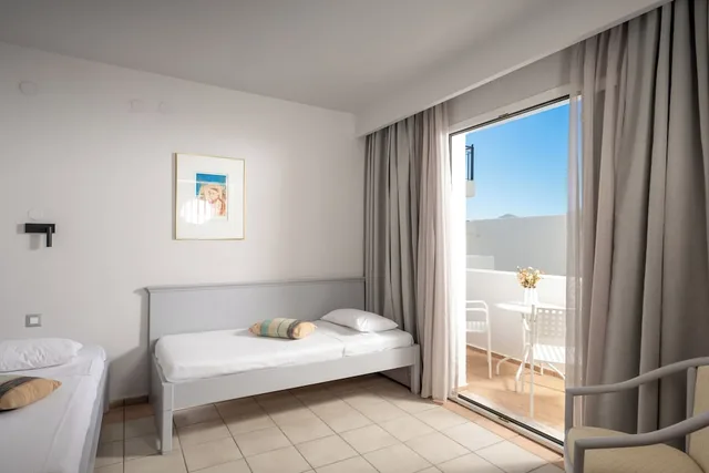 غرفة عائلية بسريرين منفصلين بإطلالة على الحديقة مع أريكة، Mare Village Ierapetra 4/10