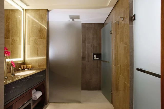 جناح جونيور، Tangla Hotel Brussels 3/3