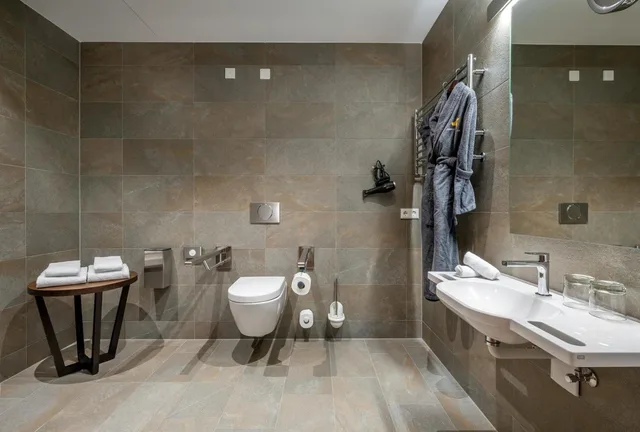 غرفة بسرير مزدوج لذوي الإعاقة، Klosterhof Premium Hotel & Health Resort 2/4