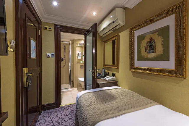 Room, Single, Small, Hyde Park International Hotel 4/10