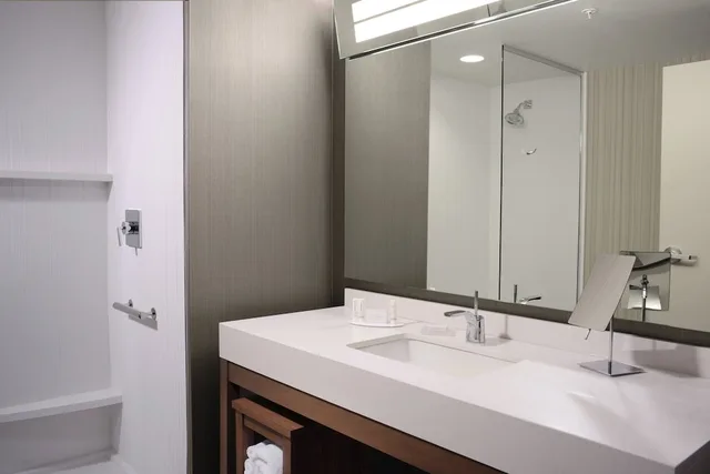 غرفة بسريرين كوين مع أريكة، Courtyard by Marriott Dallas Plano/The Colony 1/1