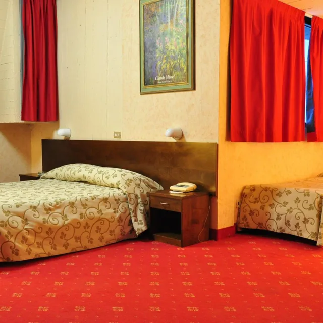 غرفة ثلاثية، Hotel Country Club 8/10