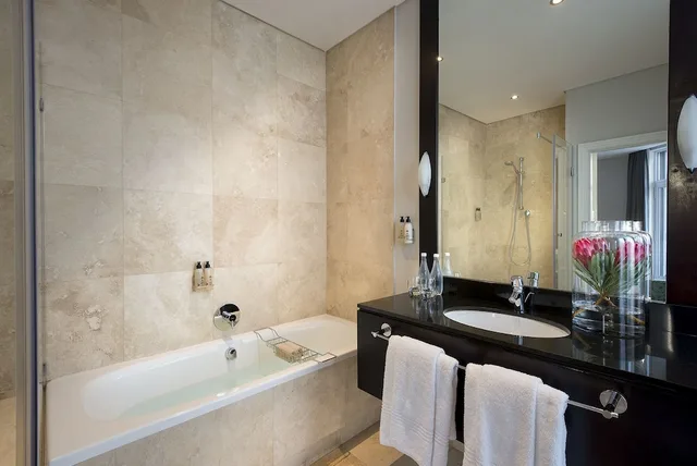 غرفة قياسية بسرير كينج بإطلالة على الفناء، The Grand Daddy Boutique Hotel 7/10