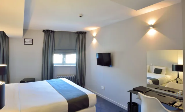 Deluxe, Queen Bed, Hotel Retro 4/9