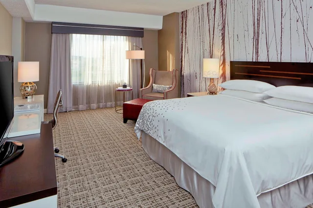 غرفة كلوب بسرير كينج بإطلالة على الحديقة، Renaissance Atlanta Waverly Hotel And Convention Center 2/6